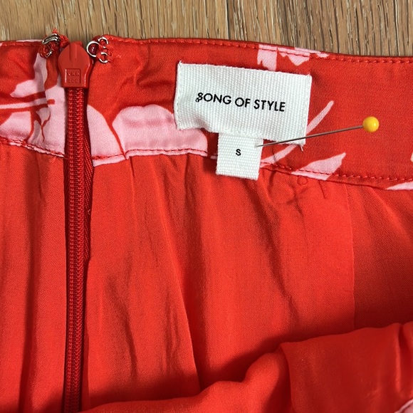 NWOT SONG OF STYLE Zahir Ruffle Satin Floral Print Skirt - Red Dahlia - Small - Picture 5 of 13